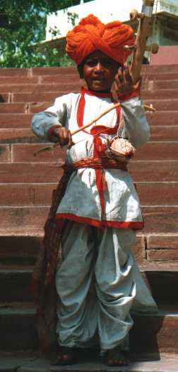 dansend_jongetje.jpg (17067 bytes)