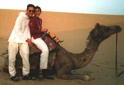 gwen_en_cindy_op_kameel.jpg (11836 bytes)