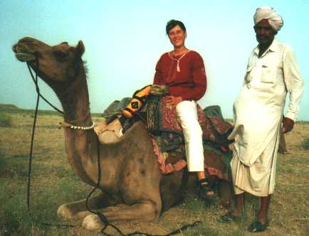 woestijn_cindy_op_kameel.jpg (17325 bytes)