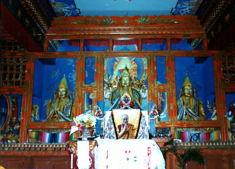 boedhas_in_tempel_met_foto_dalailama.jpg (65132 bytes)