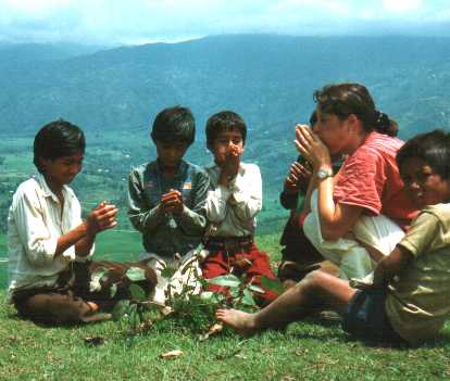 kindereren_op_bergwandeling.jpg (20872 bytes)