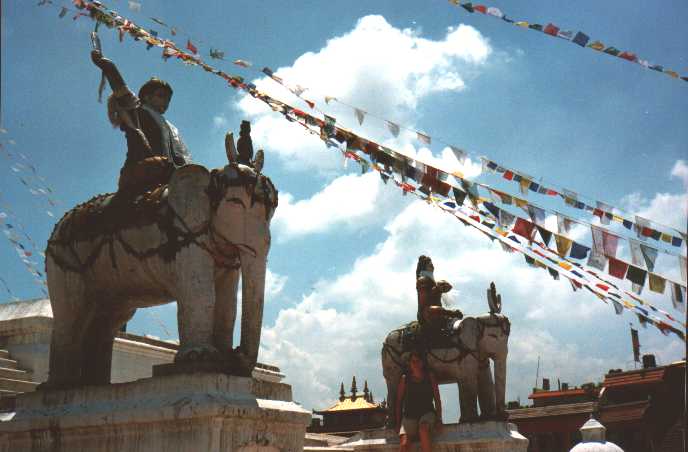 olifanten_voor_stupa.jpg (32049 bytes)