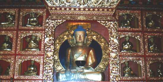 zittende_buddhas.jpg (32857 bytes)